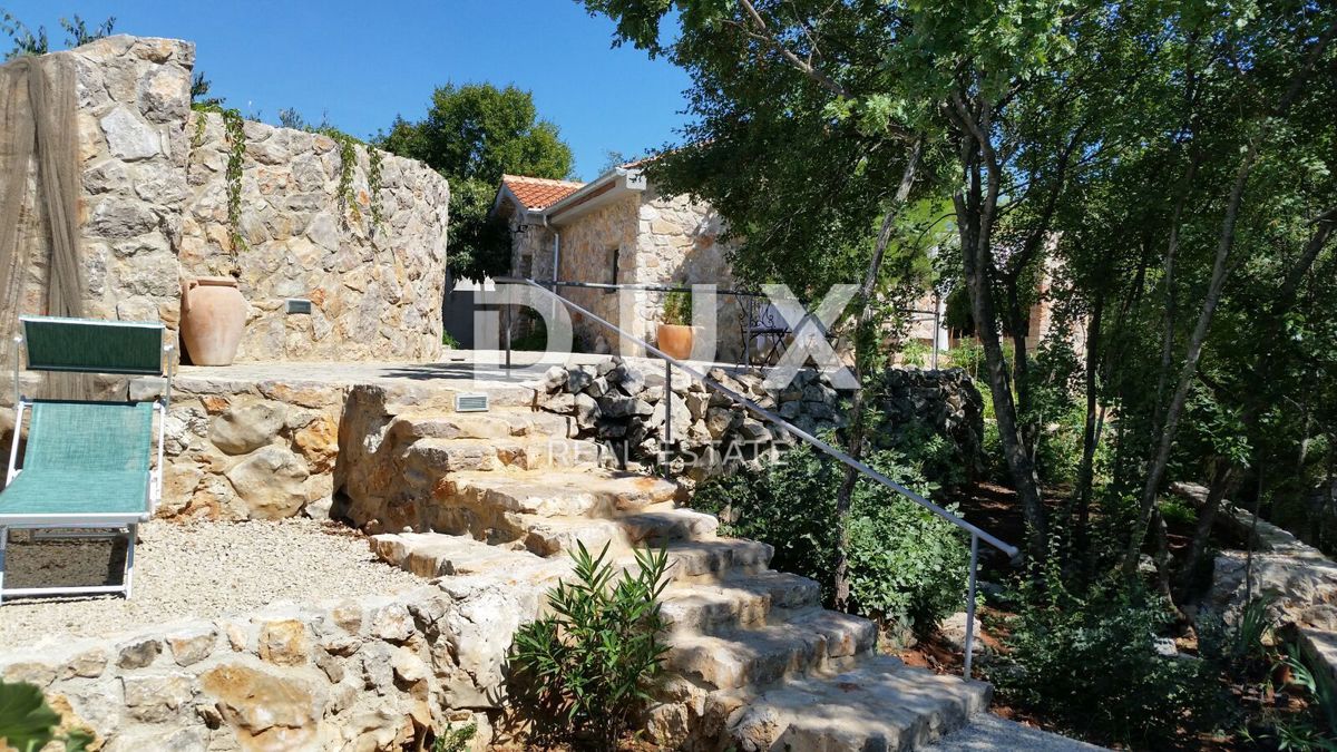OTOK KRK, MESTO KRK (okolica) - Redkost! Nepremičnina z avtohtonimi kamnitimi hišami, bazeni in mediteranskim vrtom