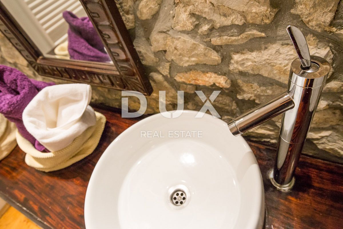 OTOK KRK, MESTO KRK (okolica) - Redkost! Nepremičnina z avtohtonimi kamnitimi hišami, bazeni in mediteranskim vrtom