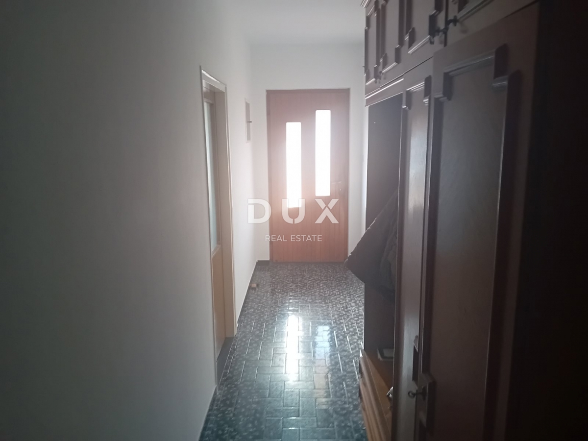 RIJEKA, DRAŽICE, CENTER - samostojna hiša z dvema ločenima stanovanjema na odlični lokaciji + 2.200 m2 GRADBENEGA ZEMLJIŠČA! PRILOŽNOST!