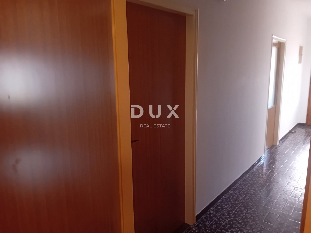 RIJEKA, DRAŽICE, CENTER - samostojna hiša z dvema ločenima stanovanjema na odlični lokaciji + 2.200 m2 GRADBENEGA ZEMLJIŠČA! PRILOŽNOST!