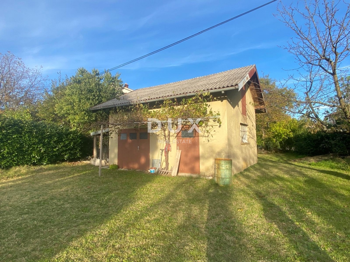 RIJEKA, DRAŽICE, CENTER - samostojna hiša z dvema ločenima stanovanjema na odlični lokaciji + 2.200 m2 GRADBENEGA ZEMLJIŠČA! PRILOŽNOST!