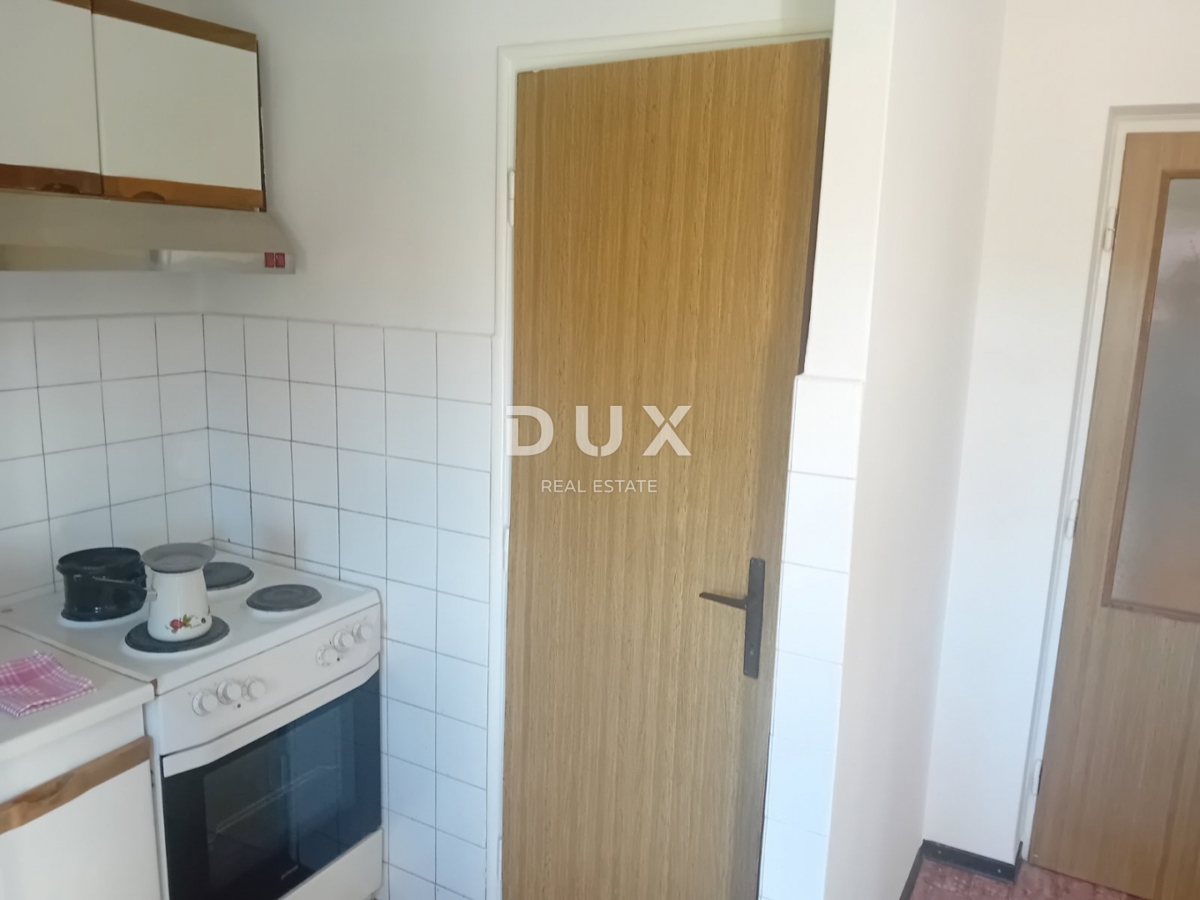 RIJEKA, DRAŽICE, CENTER - samostojna hiša z dvema ločenima stanovanjema na odlični lokaciji + 2.200 m2 GRADBENEGA ZEMLJIŠČA! PRILOŽNOST!