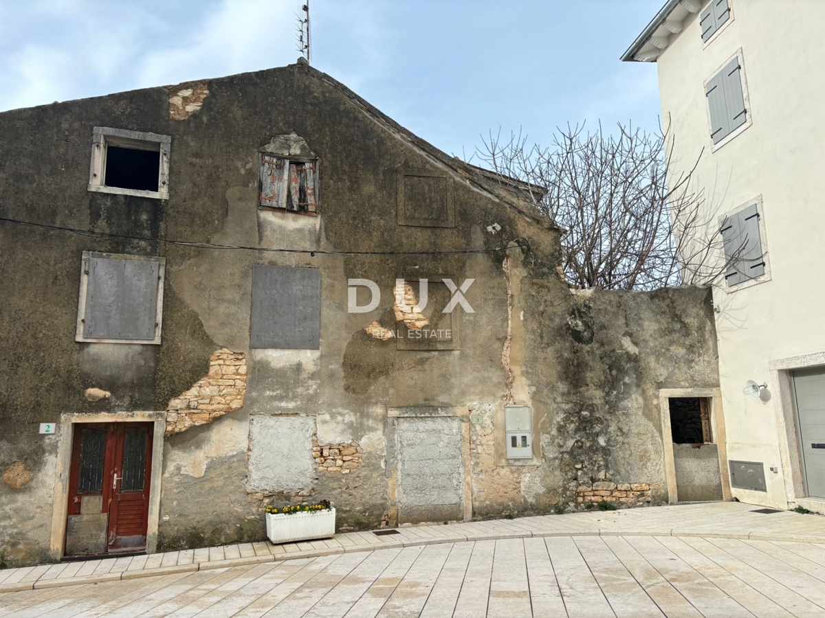 ISTRA, GALIŽANA - Hiša z dvema stanovanjskima enotama v centru mesta za prenovo!