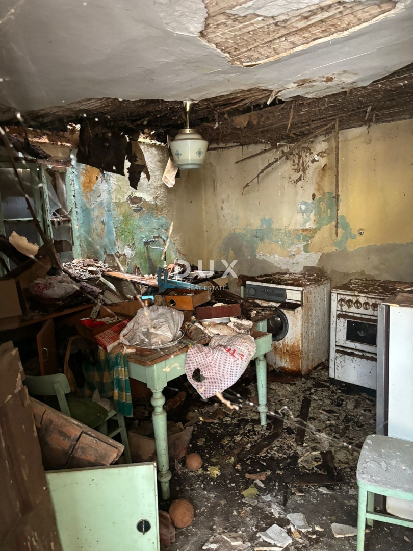 ISTRA, GALIŽANA - Hiša z dvema stanovanjskima enotama v centru mesta za prenovo!