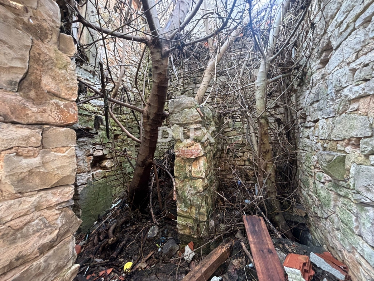 ISTRA, GALIŽANA - Hiša z dvema stanovanjskima enotama v centru mesta za prenovo!