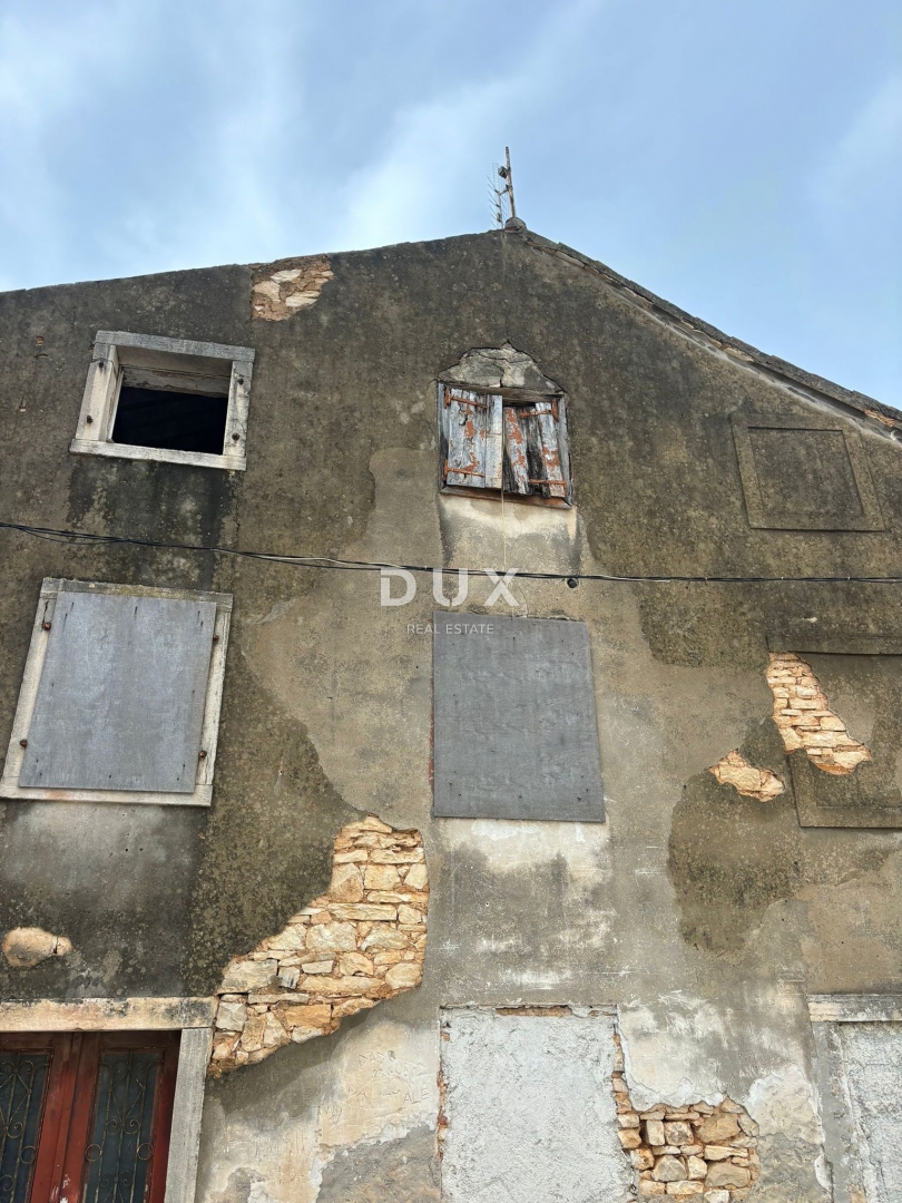 ISTRA, GALIŽANA - Hiša z dvema stanovanjskima enotama v centru mesta za prenovo!