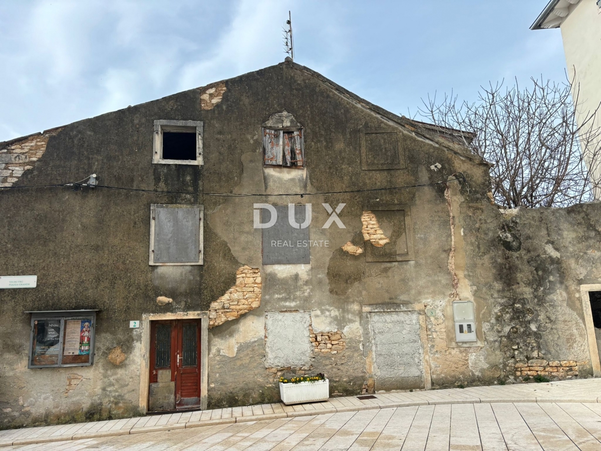 ISTRA, GALIŽANA - Hiša z dvema stanovanjskima enotama v centru mesta za prenovo!