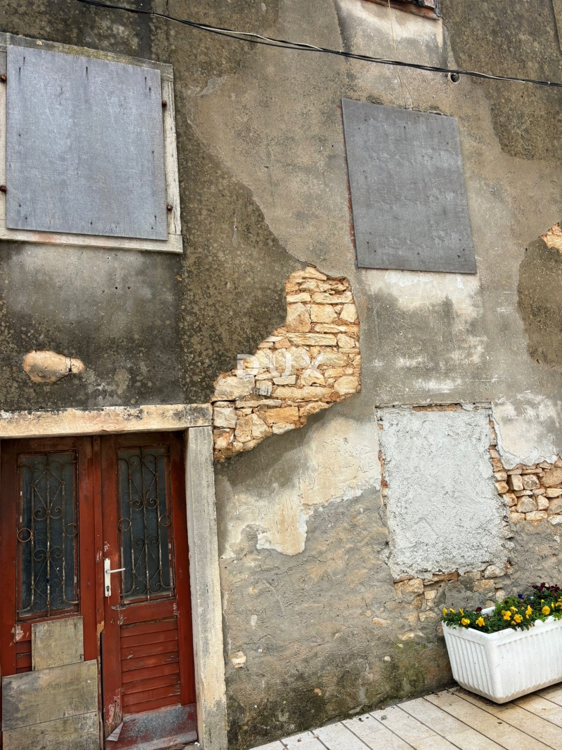 ISTRA, GALIŽANA - Hiša z dvema stanovanjskima enotama v centru mesta za prenovo!