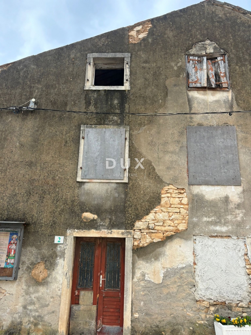 ISTRA, GALIŽANA - Hiša z dvema stanovanjskima enotama v centru mesta za prenovo!