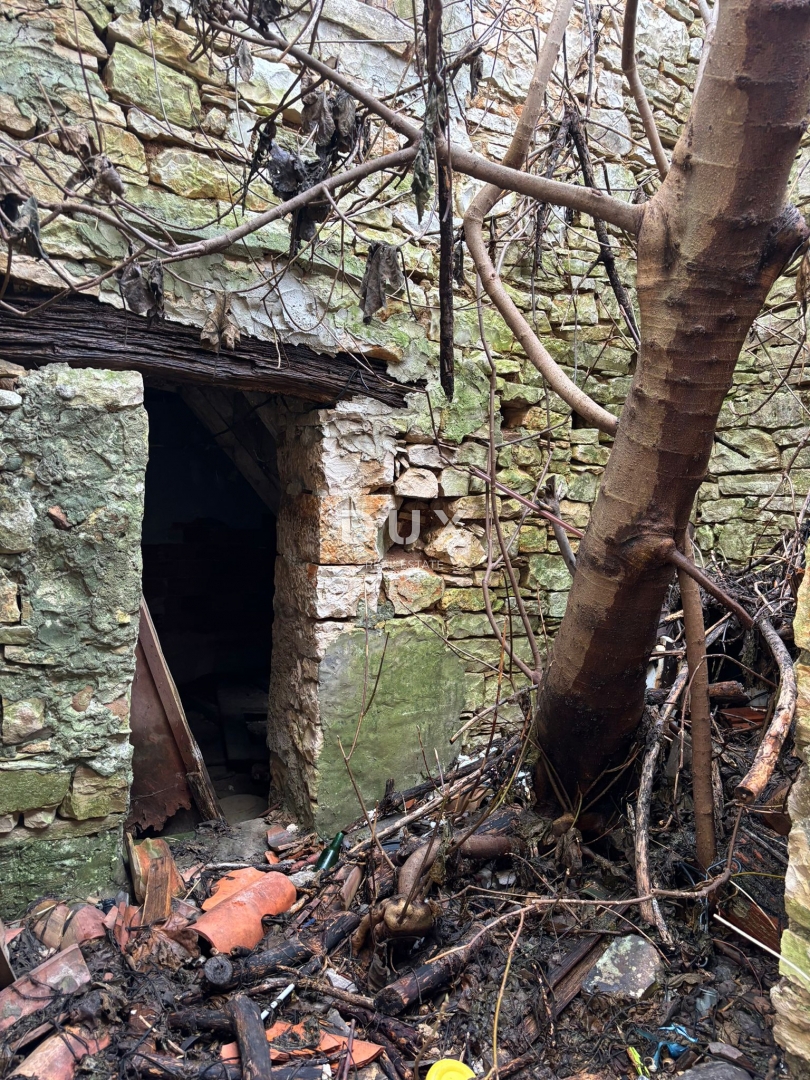 ISTRA, GALIŽANA - Hiša z dvema stanovanjskima enotama v centru mesta za prenovo!