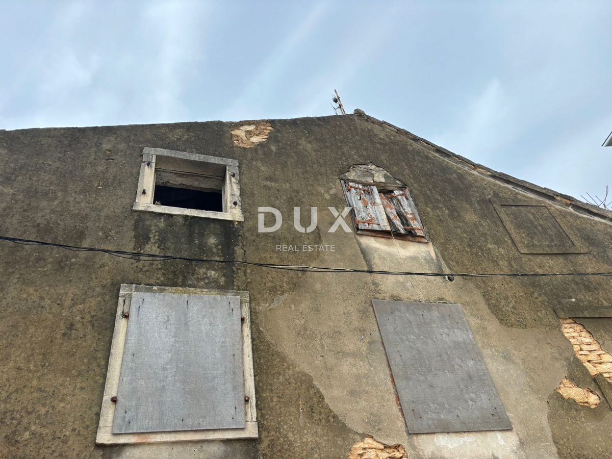 ISTRA, GALIŽANA - Hiša z dvema stanovanjskima enotama v centru mesta za prenovo!