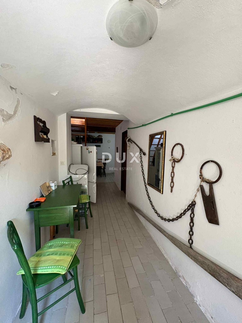 OTOK RAB, BANJOL - Kamnita vrstna hiša s panoramskim razgledom