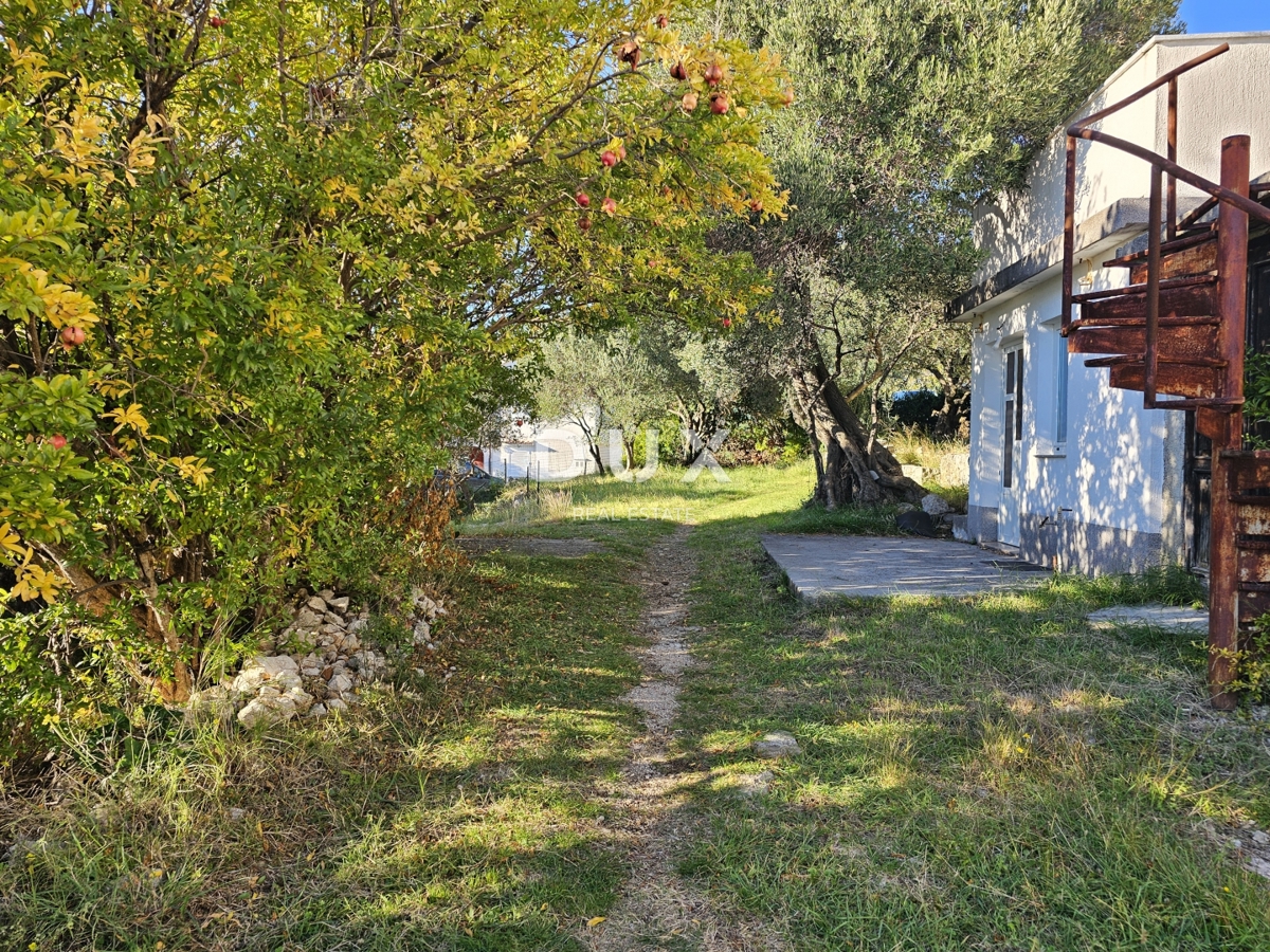 OTOK RAB, BANJOL - Kamnita vrstna hiša s panoramskim razgledom