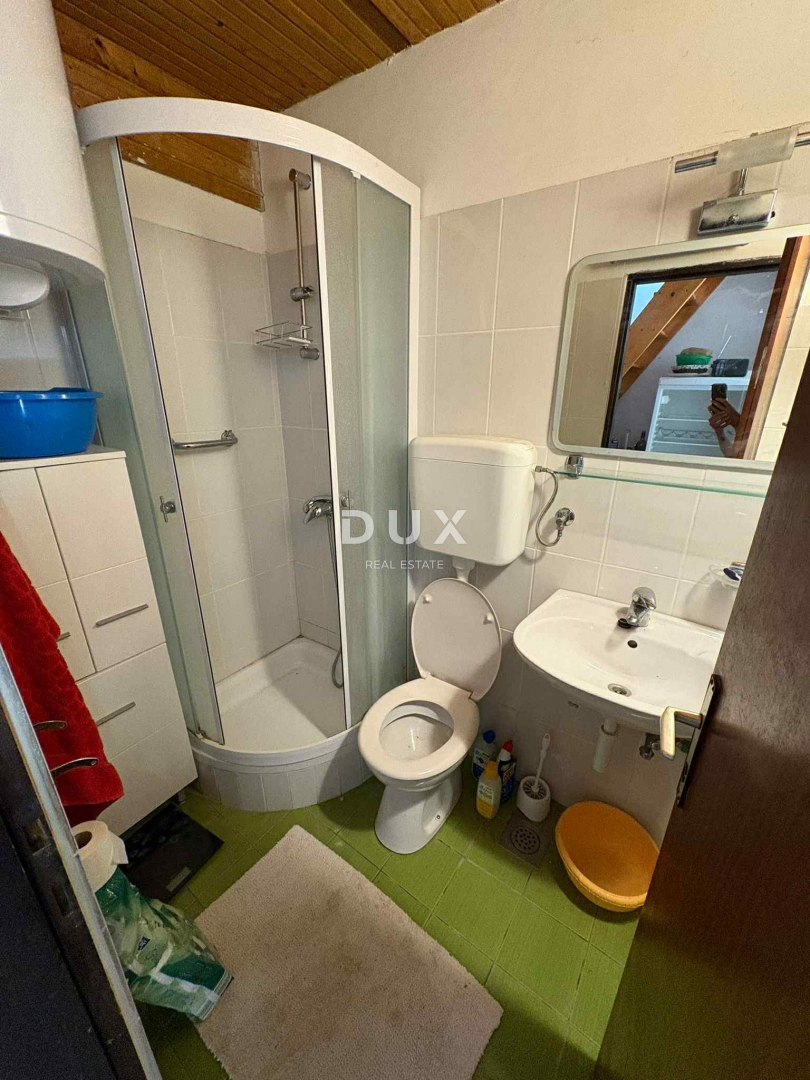 OTOK RAB, BANJOL - Kamnita vrstna hiša s panoramskim razgledom