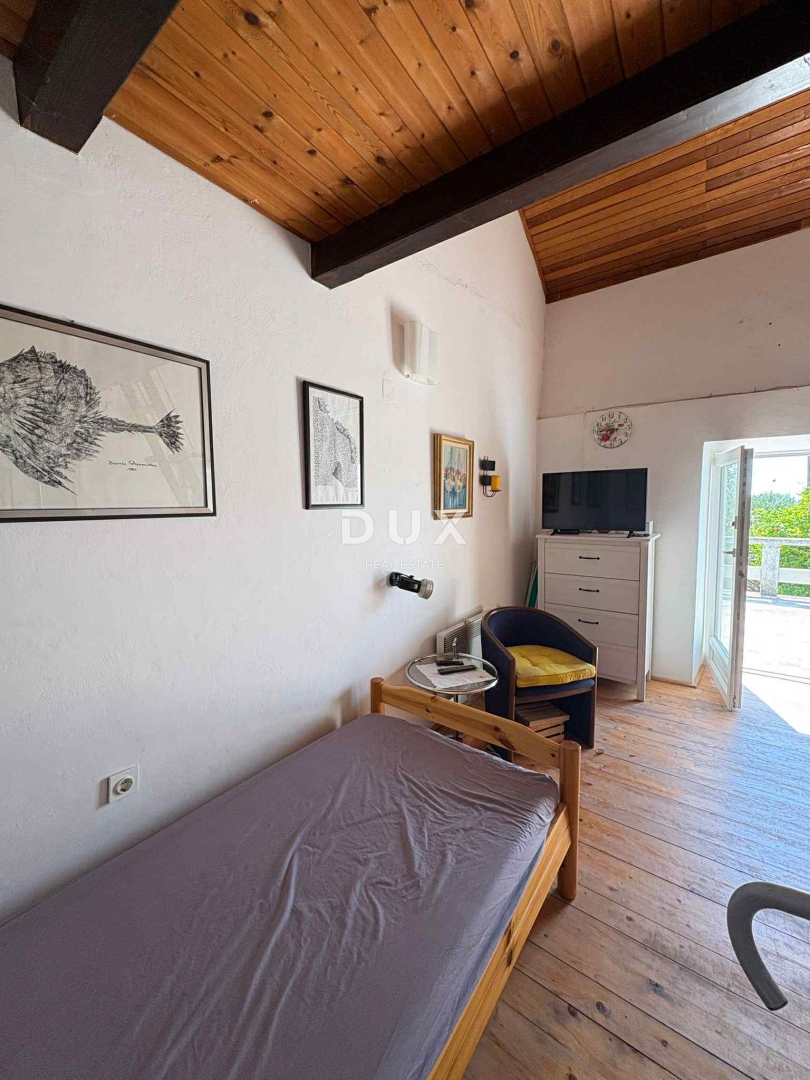 OTOK RAB, BANJOL - Kamnita vrstna hiša s panoramskim razgledom