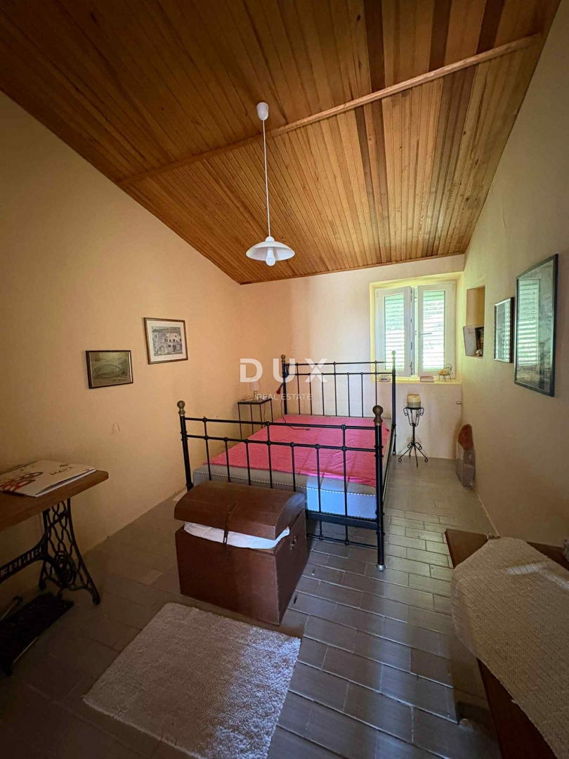 OTOK RAB, BANJOL - Kamnita vrstna hiša s panoramskim razgledom