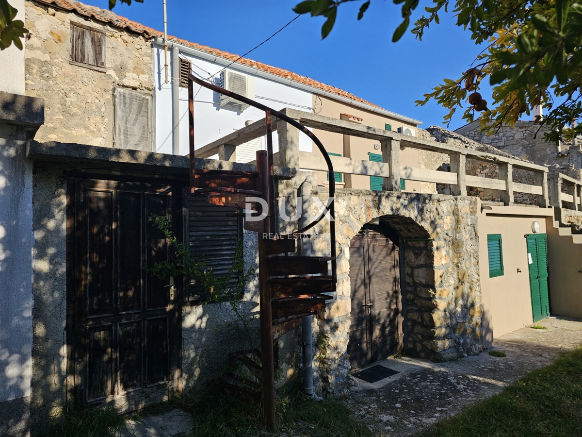 OTOK RAB, BANJOL - Kamnita vrstna hiša s panoramskim razgledom