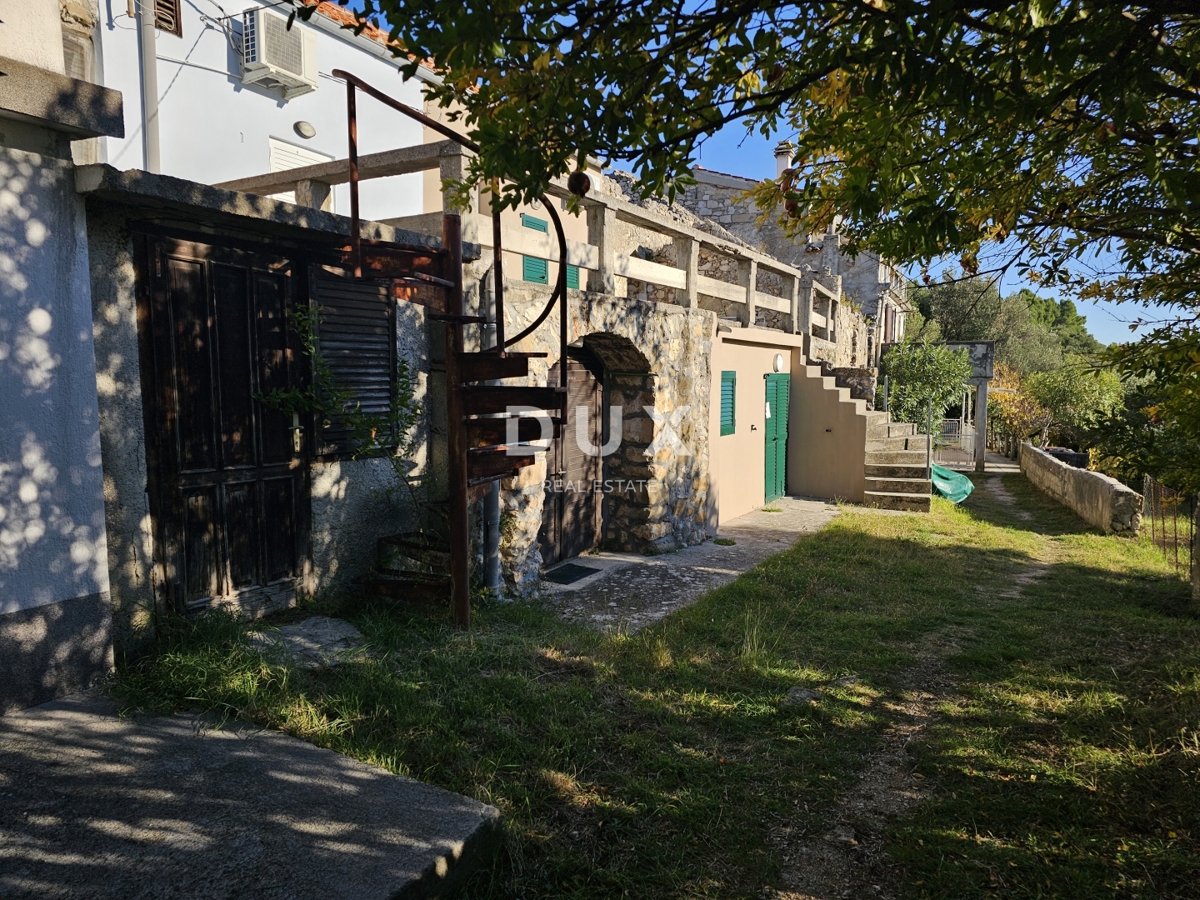 OTOK RAB, BANJOL - Kamnita vrstna hiša s panoramskim razgledom