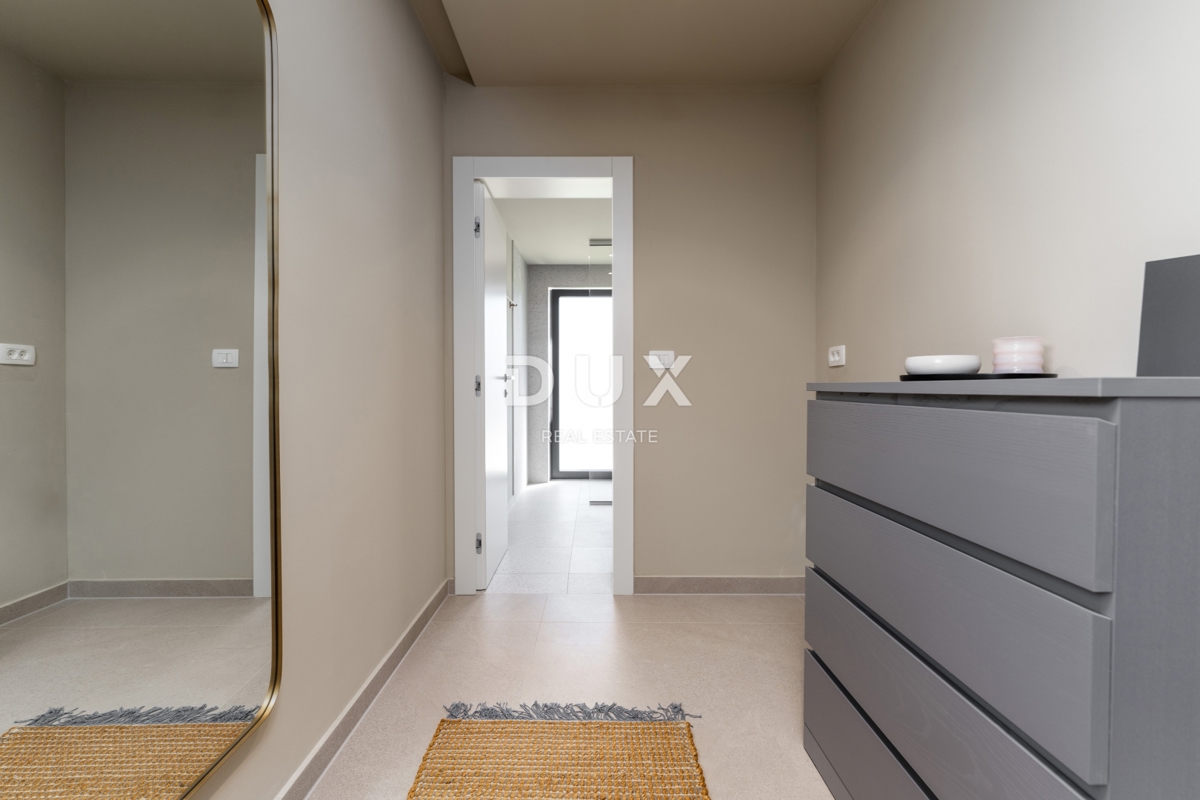 ISTRA, POREČ - Ekskluzivna vila, tri stanovanjske enote, luksuz ob morju