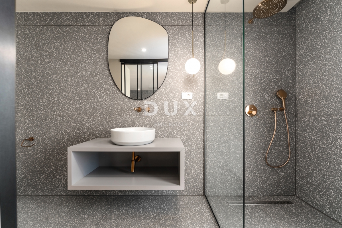 ISTRA, POREČ - Ekskluzivna vila, tri stanovanjske enote, luksuz ob morju