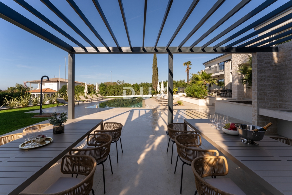 ISTRA, POREČ - Ekskluzivna vila, tri stanovanjske enote, luksuz ob morju