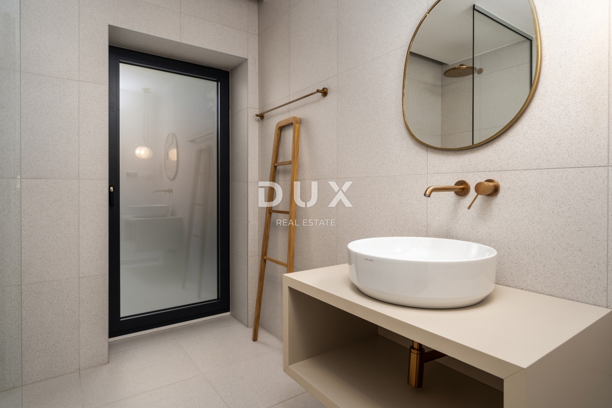 ISTRA, POREČ - Ekskluzivna vila, tri stanovanjske enote, luksuz ob morju