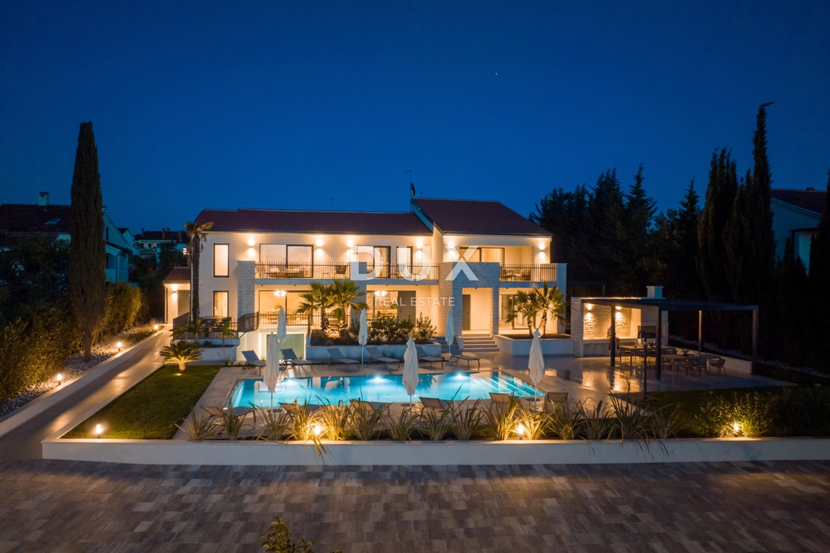 ISTRA, POREČ - Ekskluzivna vila, tri stanovanjske enote, luksuz ob morju