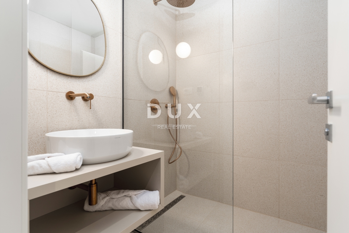 ISTRA, POREČ - Ekskluzivna vila, tri stanovanjske enote, luksuz ob morju