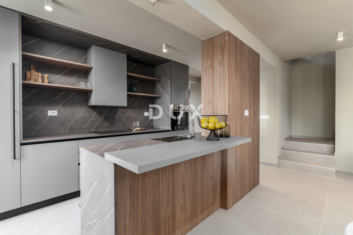 ISTRA, POREČ - Ekskluzivna vila, tri stanovanjske enote, luksuz ob morju