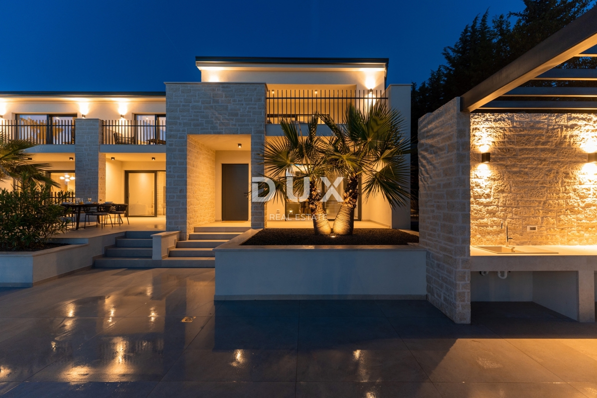 ISTRA, POREČ - Ekskluzivna vila, tri stanovanjske enote, luksuz ob morju