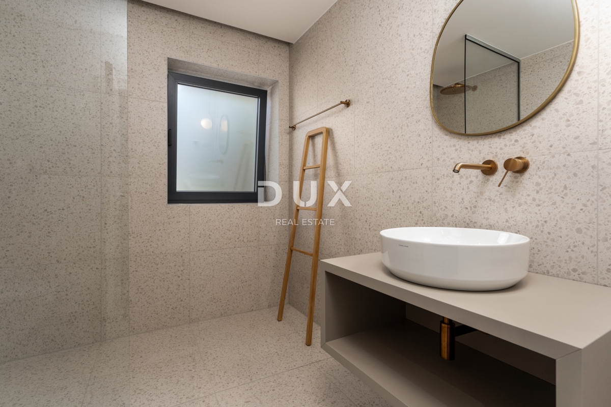 ISTRA, POREČ - Ekskluzivna vila, tri stanovanjske enote, luksuz ob morju