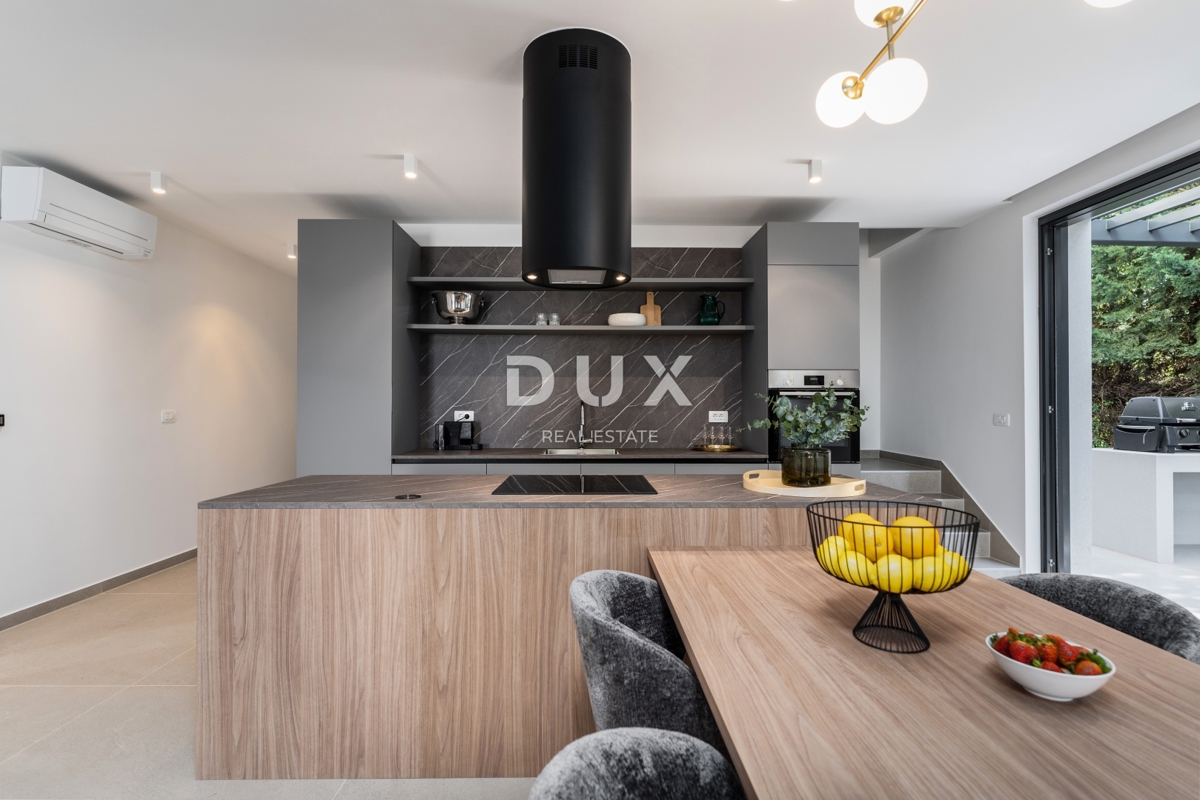 ISTRA, POREČ - Ekskluzivna vila, tri stanovanjske enote, luksuz ob morju