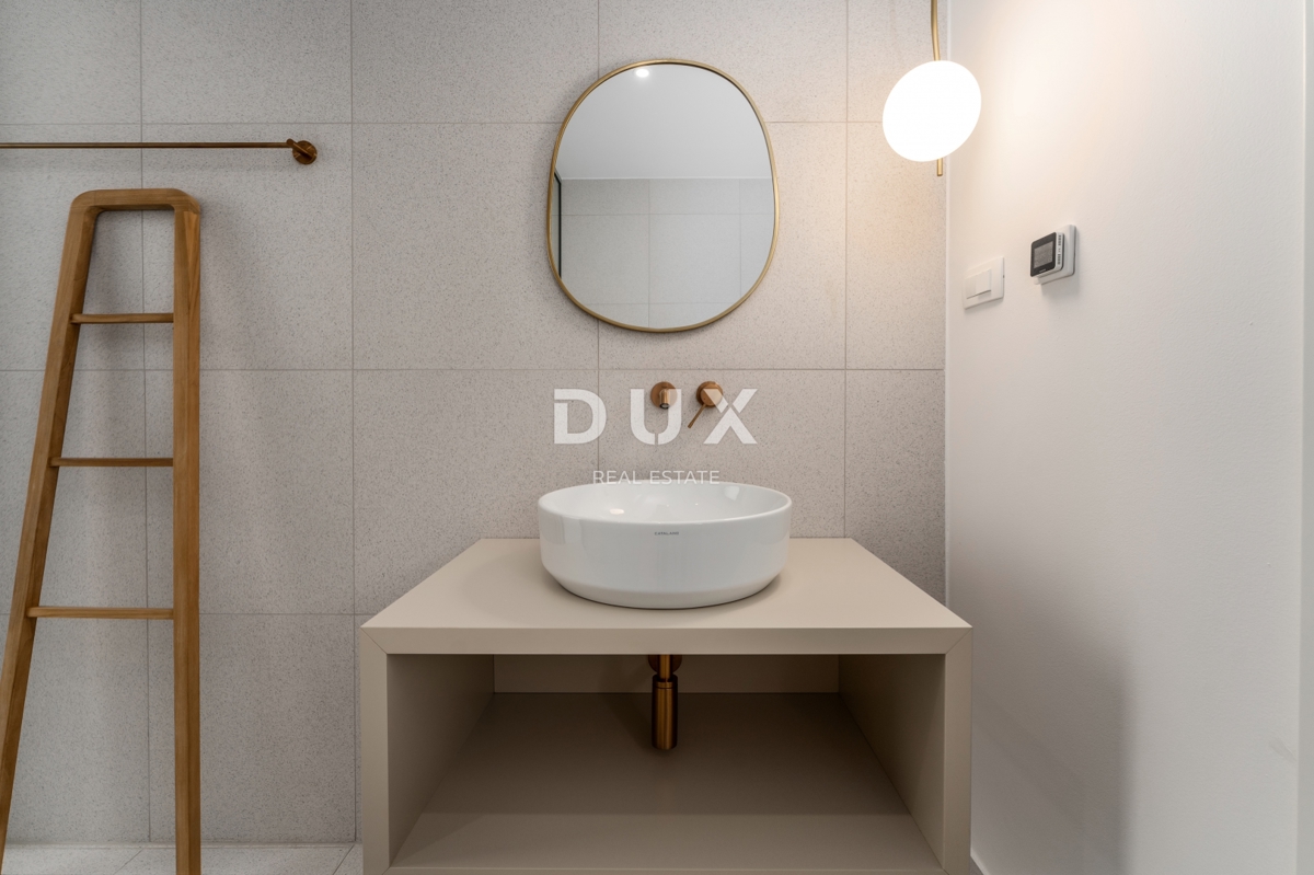 ISTRA, POREČ - Ekskluzivna vila, tri stanovanjske enote, luksuz ob morju