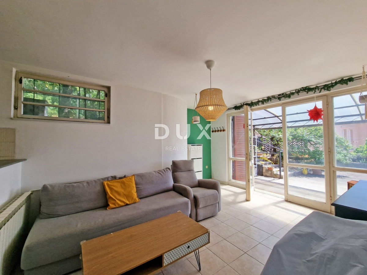 MATULJI, CENTER - pol samostojna hiša 310m2 s pogledom na morje + vrt 900m2