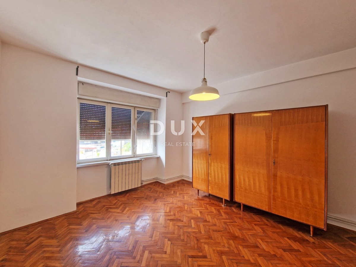 MATULJI, CENTER - pol samostojna hiša 310m2 s pogledom na morje + vrt 900m2