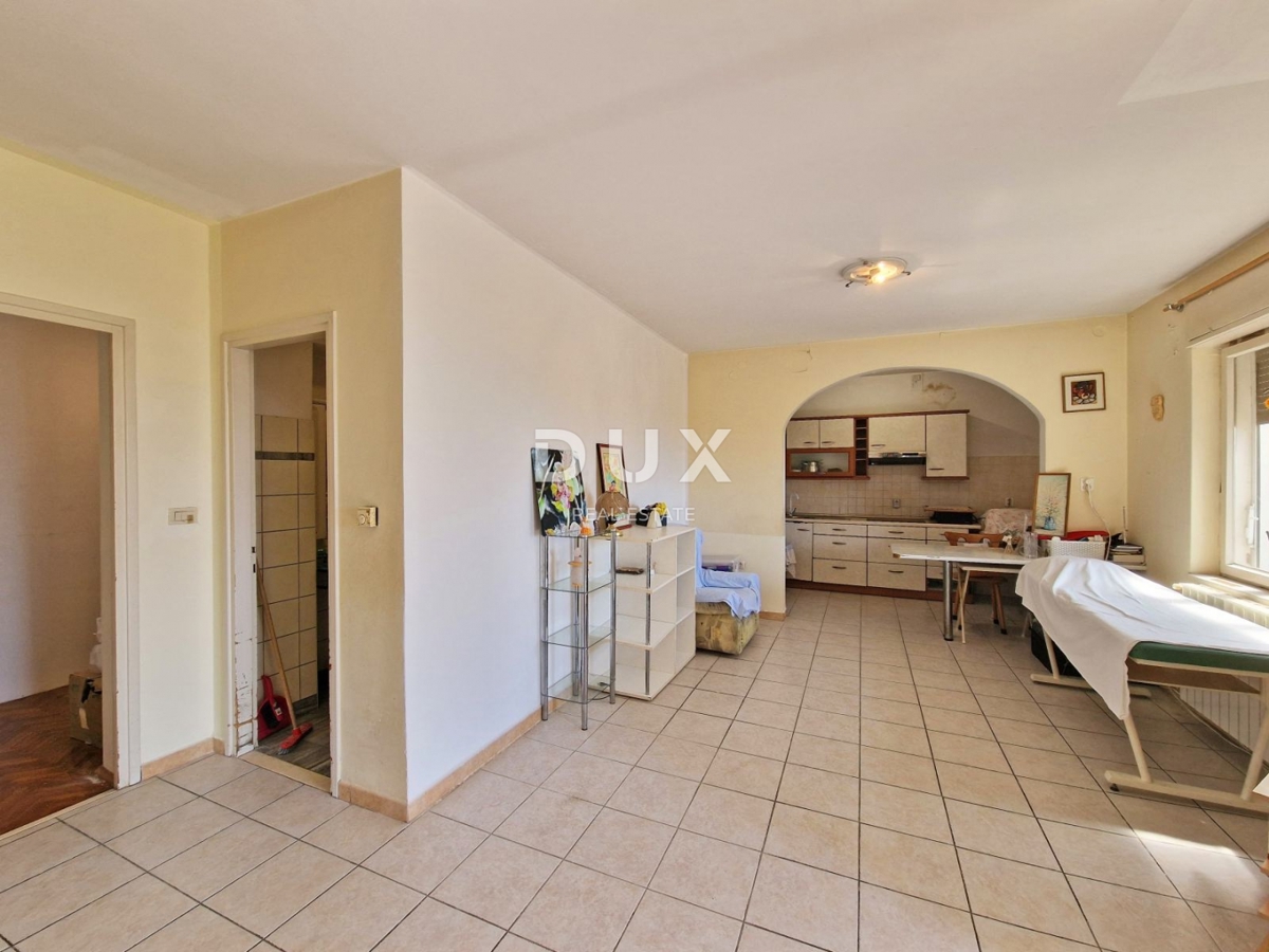 MATULJI, CENTER - pol samostojna hiša 310m2 s pogledom na morje + vrt 900m2