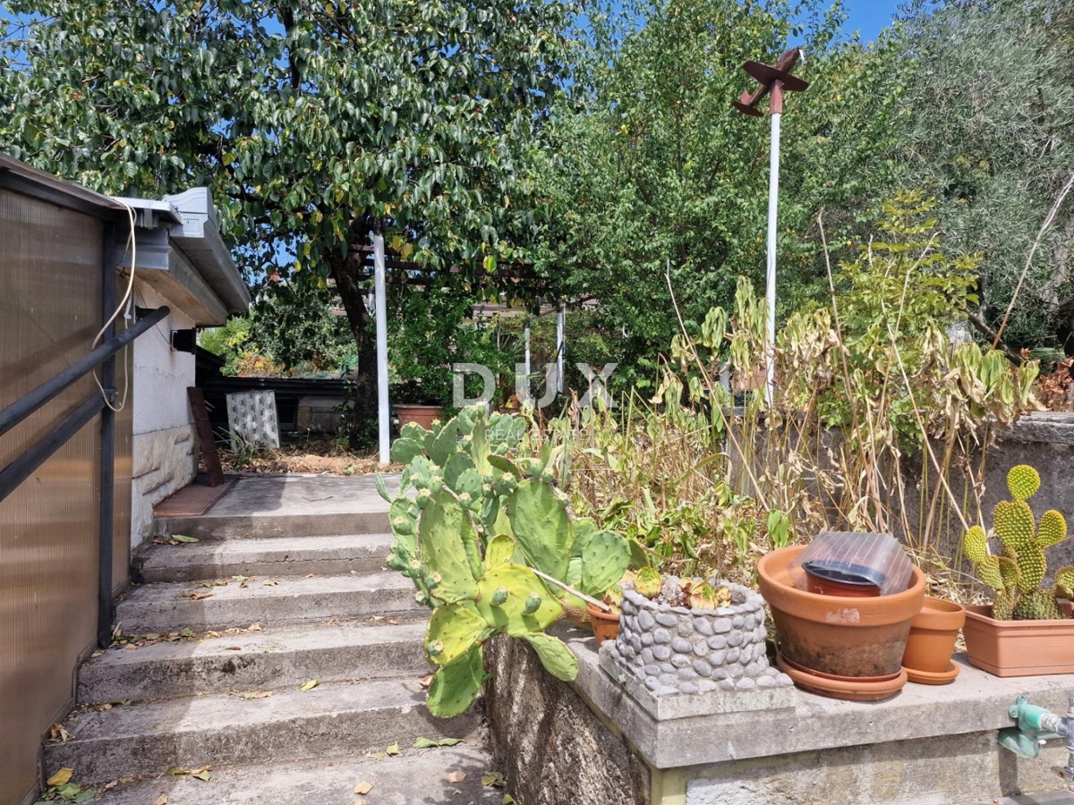 MATULJI, CENTER - pol samostojna hiša 310m2 s pogledom na morje + vrt 900m2