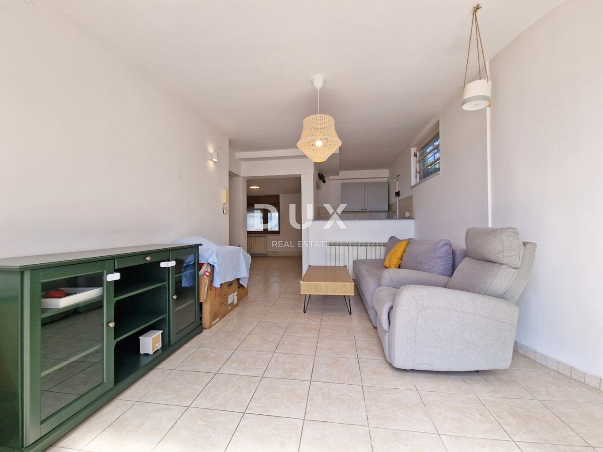 MATULJI, CENTER - pol samostojna hiša 310m2 s pogledom na morje + vrt 900m2