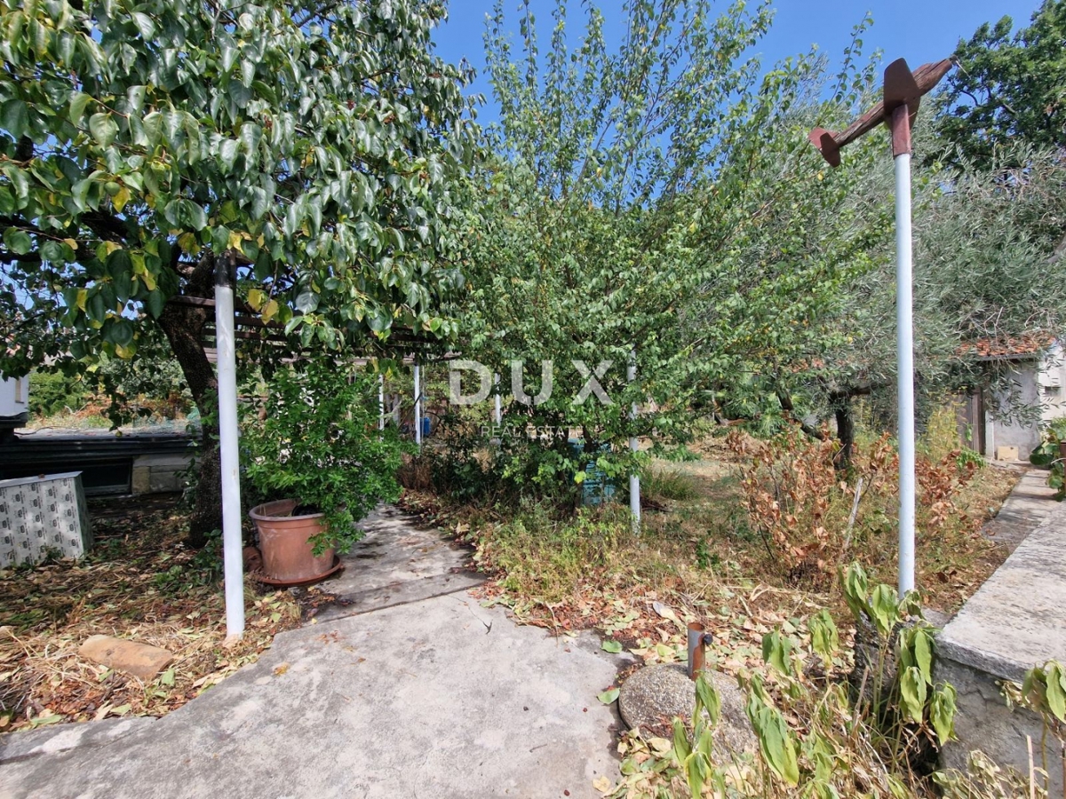 MATULJI, CENTER - pol samostojna hiša 310m2 s pogledom na morje + vrt 900m2