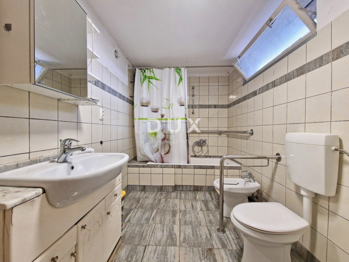 MATULJI, CENTER - pol samostojna hiša 310m2 s pogledom na morje + vrt 900m2