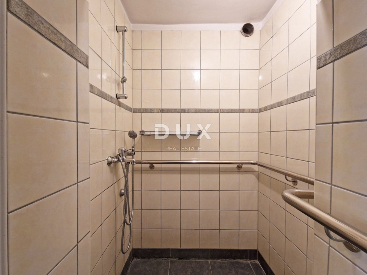 MATULJI, CENTER - pol samostojna hiša 310m2 s pogledom na morje + vrt 900m2