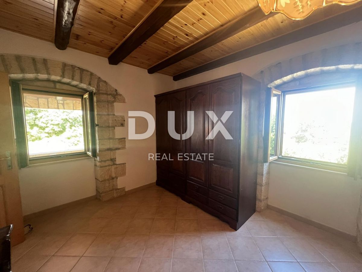 ISTRA, VIŠNJAN - Posest dveh kamnitih hiš, obdanih z naravo in s pogledom na morje