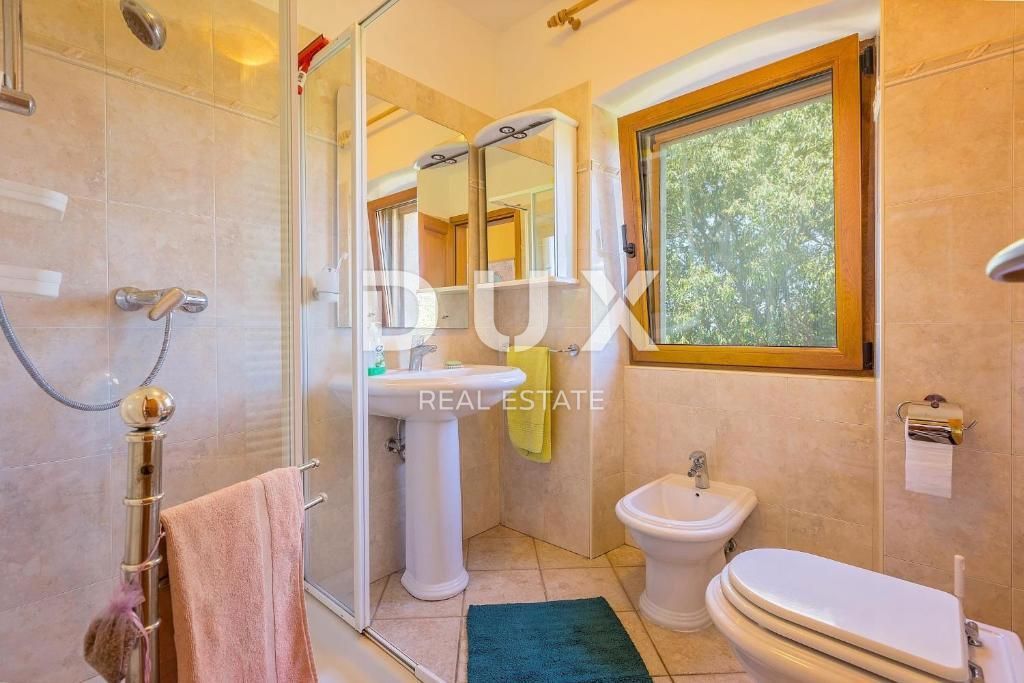 ISTRA, VIŠNJAN - Posest dveh kamnitih hiš, obdanih z naravo in s pogledom na morje