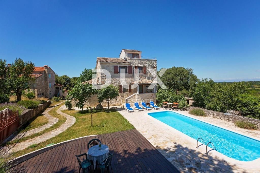 ISTRA, VIŠNJAN - Posest dveh kamnitih hiš, obdanih z naravo in s pogledom na morje