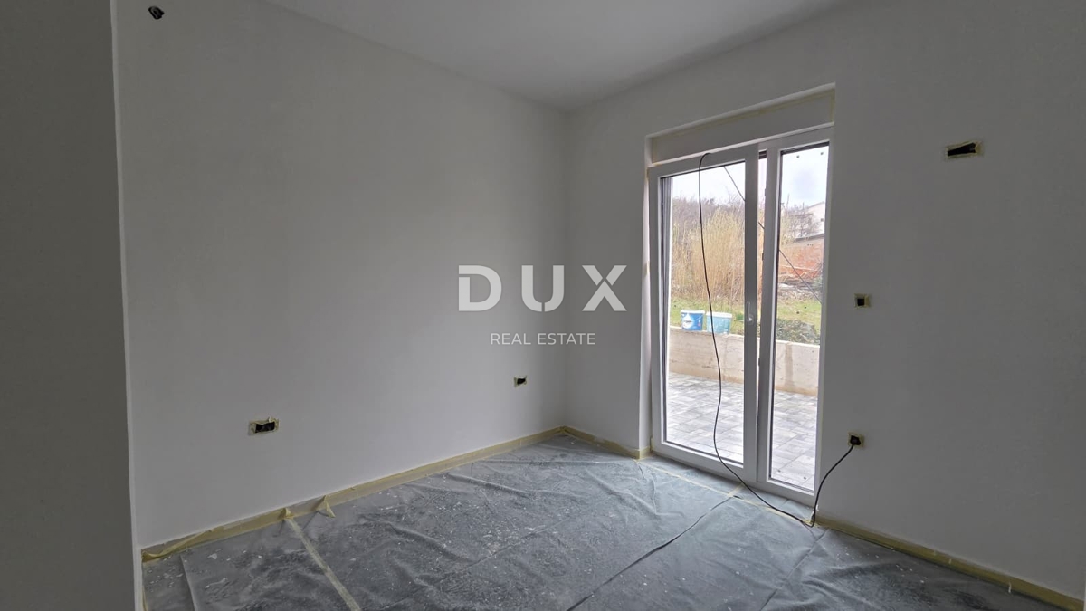 CRIKVENICA, JADRANOVO - luksuzna polpritlična hiša z bazenom, 143m2