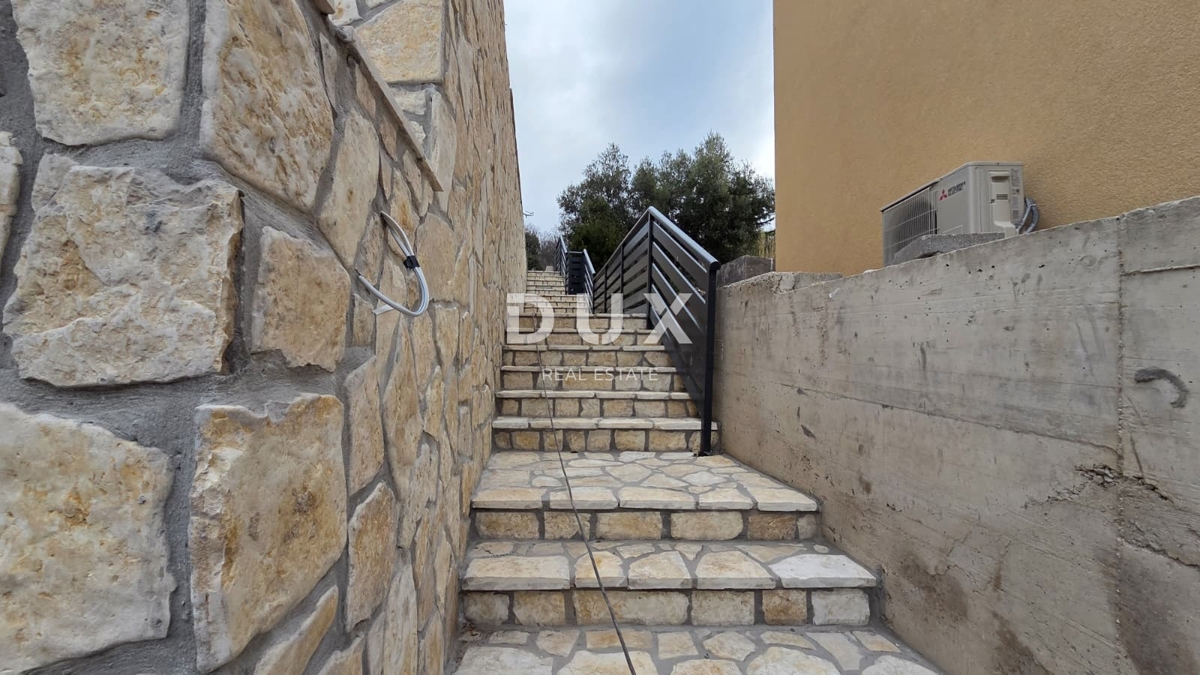 CRIKVENICA, JADRANOVO - luksuzna polpritlična hiša z bazenom, 143m2