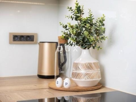 OPATIJA, CENTER - Novo prenovljeno 2-sobno stanovanje z dnevno sobo in vrtom, PRILOŽNOST!