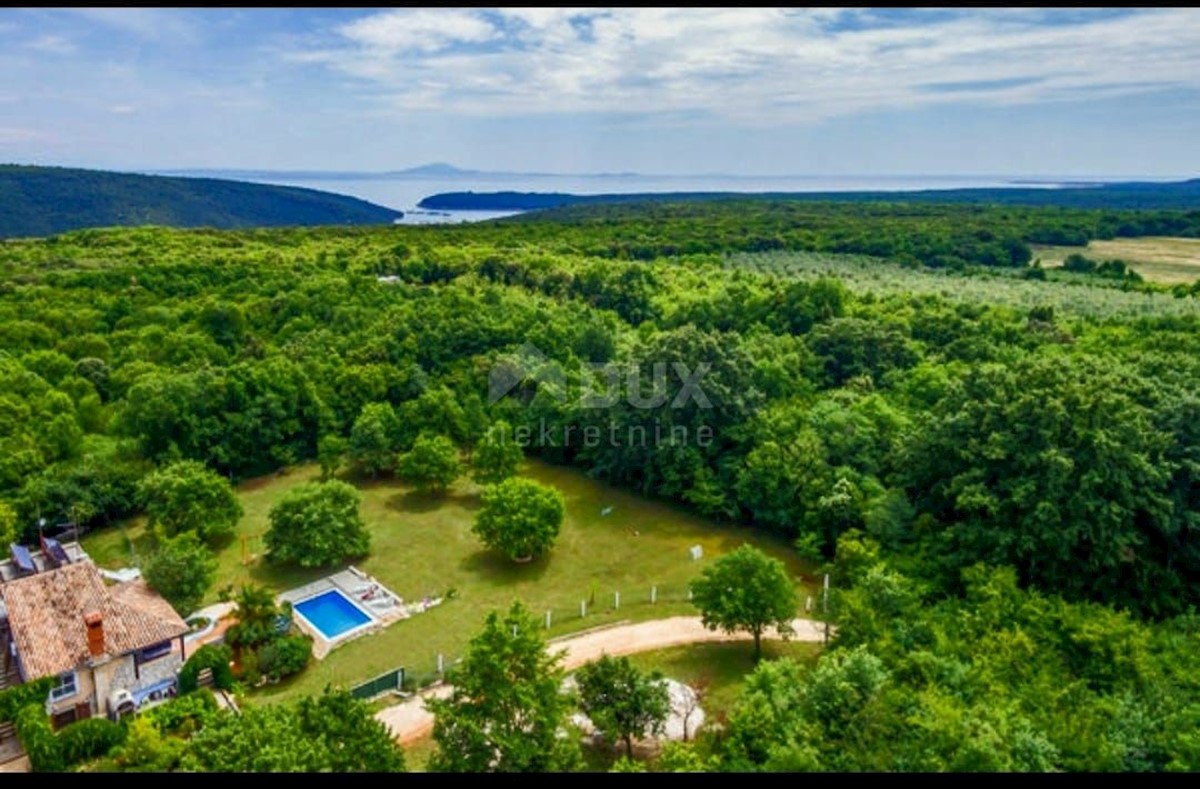 ISTRA, VALTURA - Dve hiši na lepi lokaciji