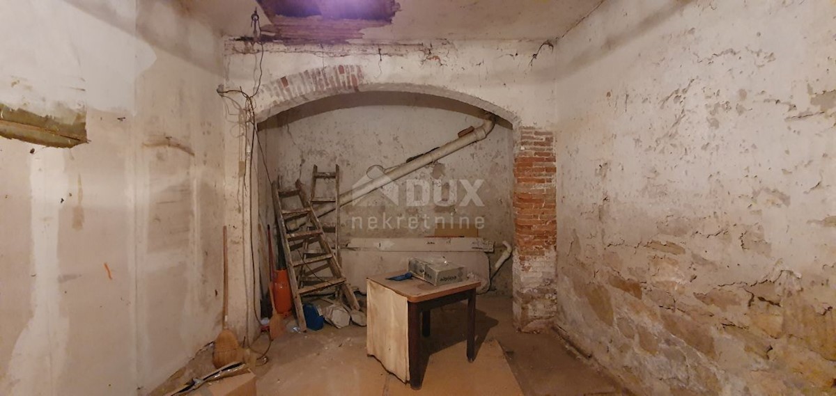 ISTRA, ROVINJ - Hiša za obnovo v starem mestnem jedru, 30 metrov od morja