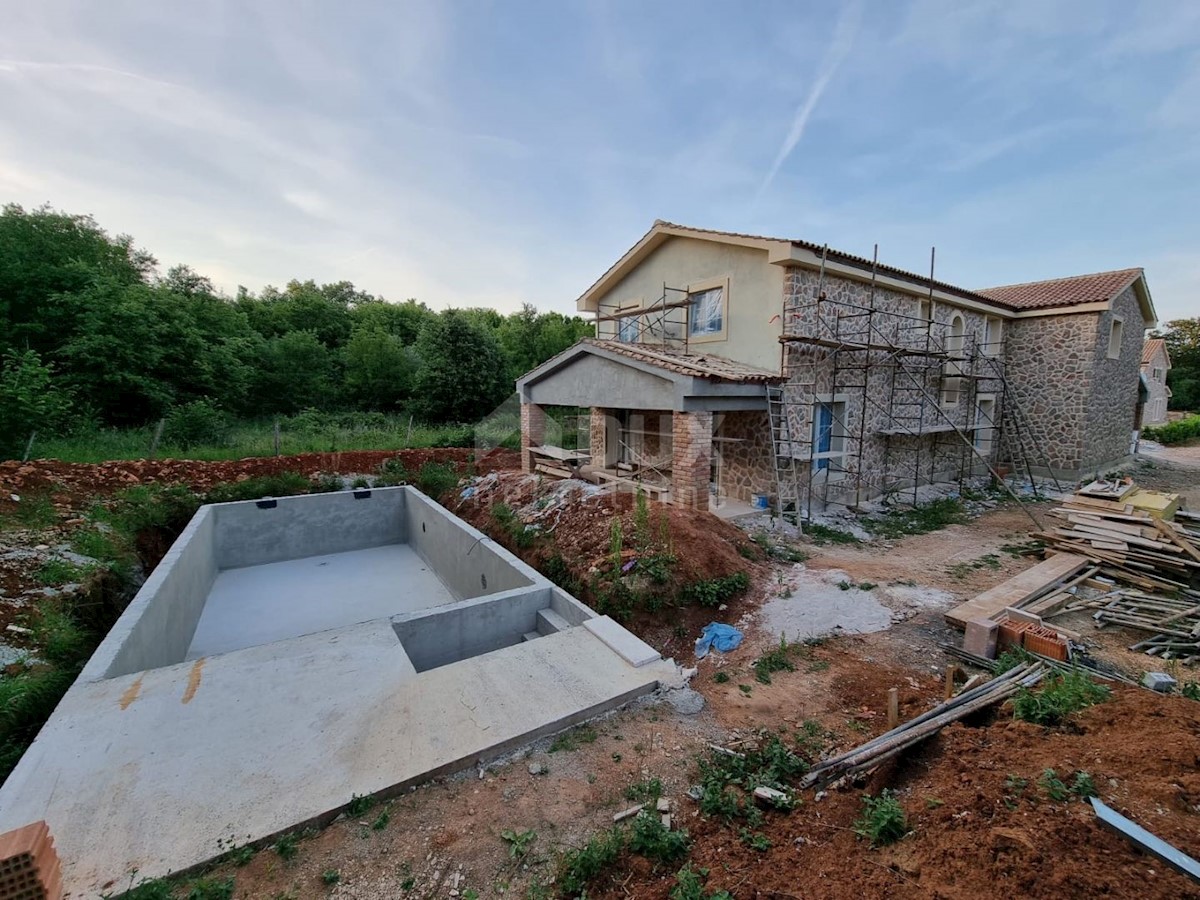 OTOK KRK, RISIKA - Kamnita hiša dvojček z bazenom